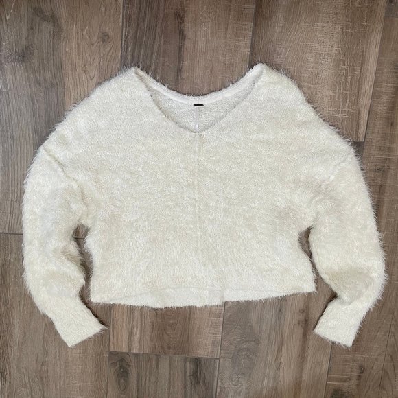 Free People Sweater Womens Large Ivory Icing V Neck Fuzzy Oversize Soft Cozy - Picture 1 of 15